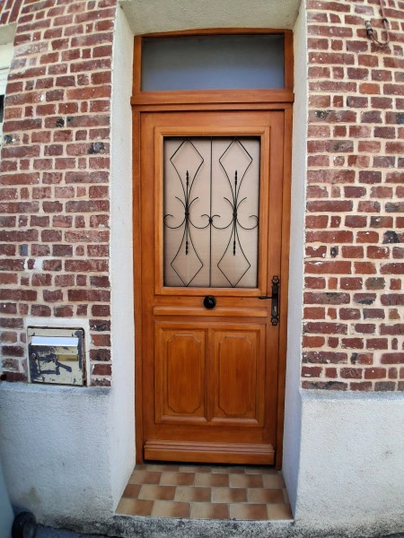 Porte d'entrée: Lasure teinte chataigner, Peinture poignée et ornement